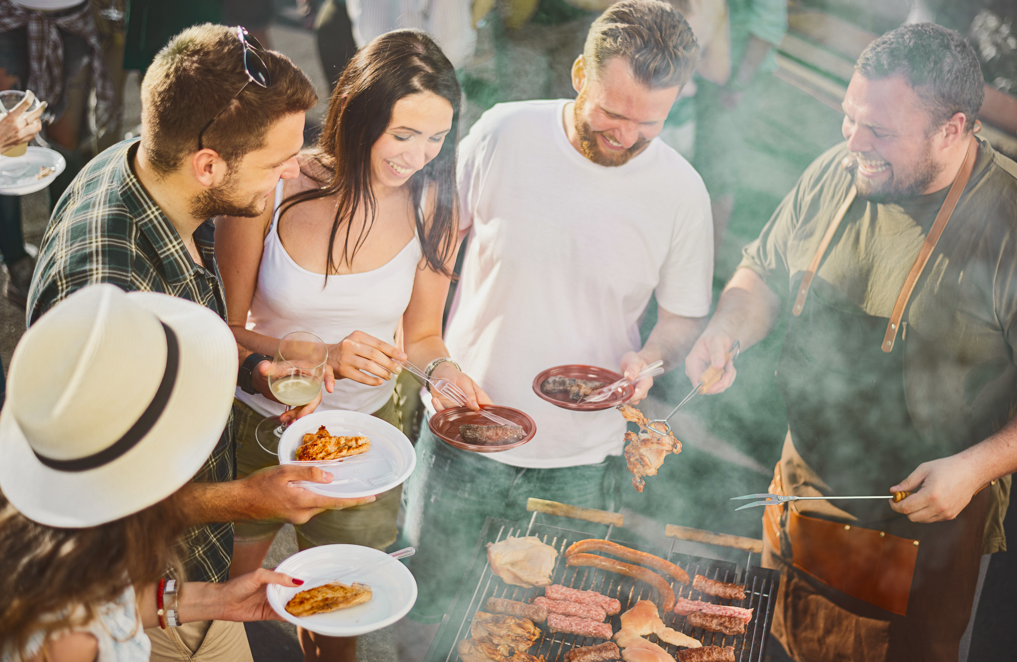 Gruppe beim gemeinsamen Grillen