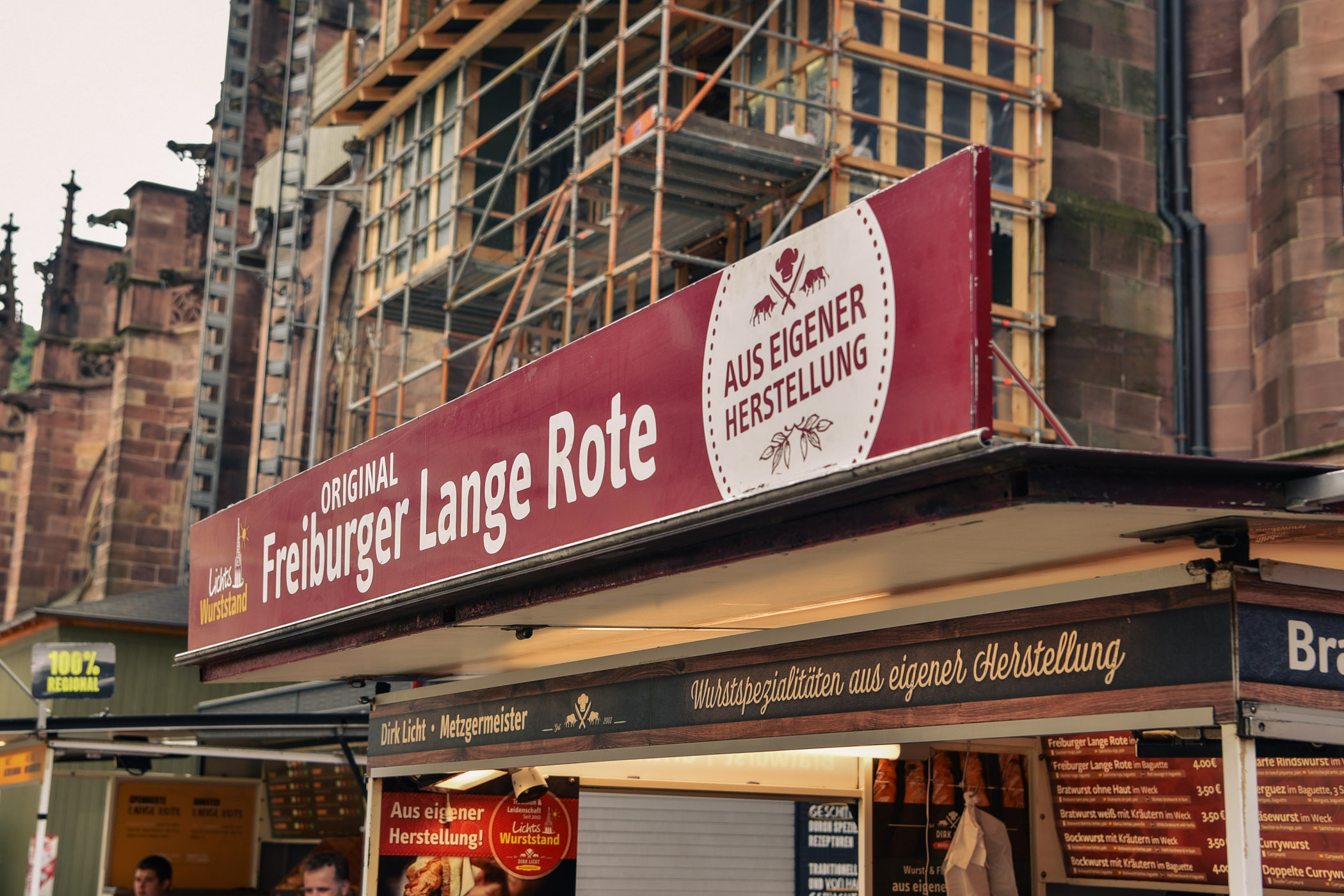 Wurststand von Dirk Licht mit Aufschrift Freiburger Lange Rote