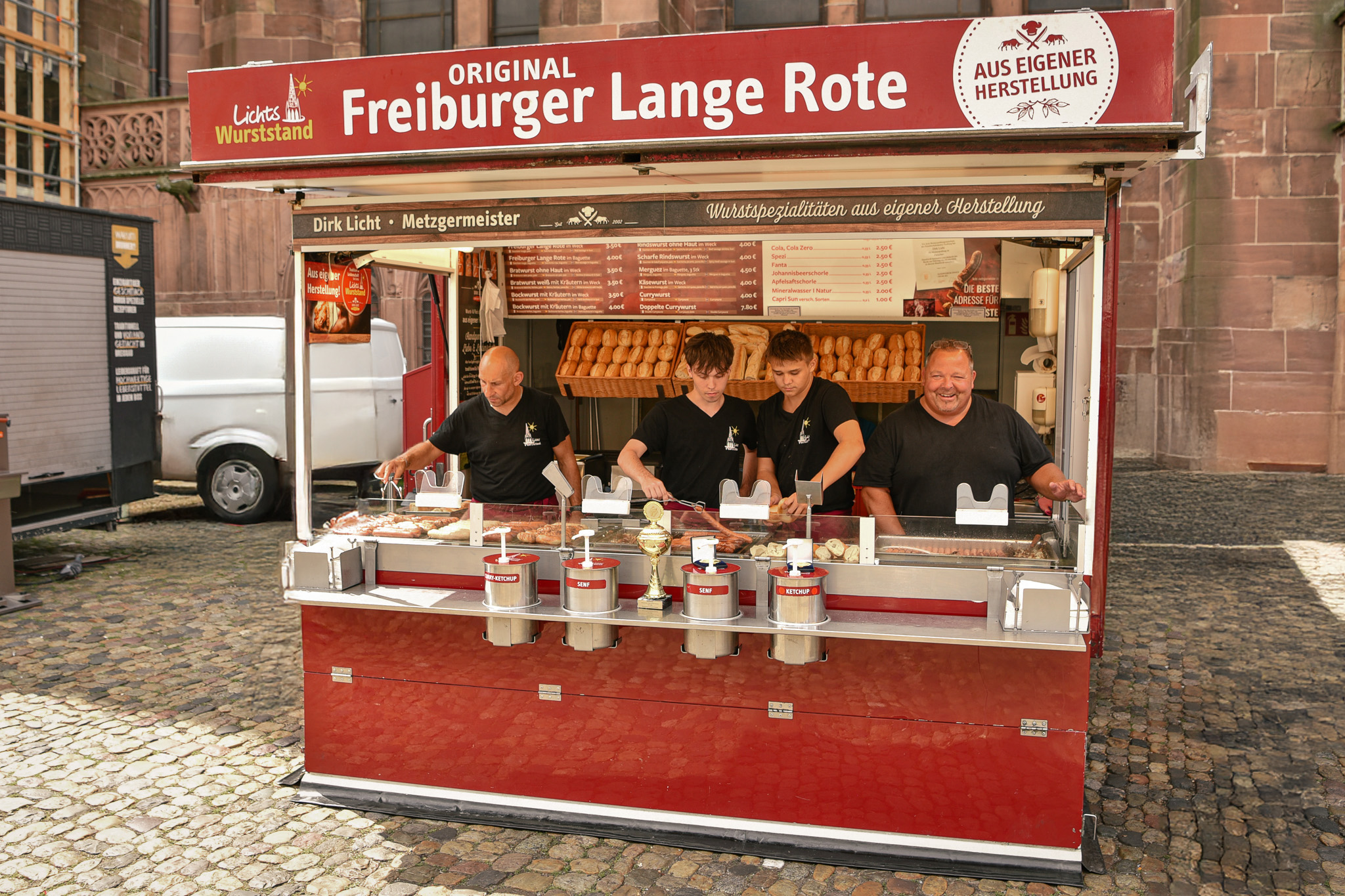 Licht's Wurststand mit Team am Freiburger Münsterplatz