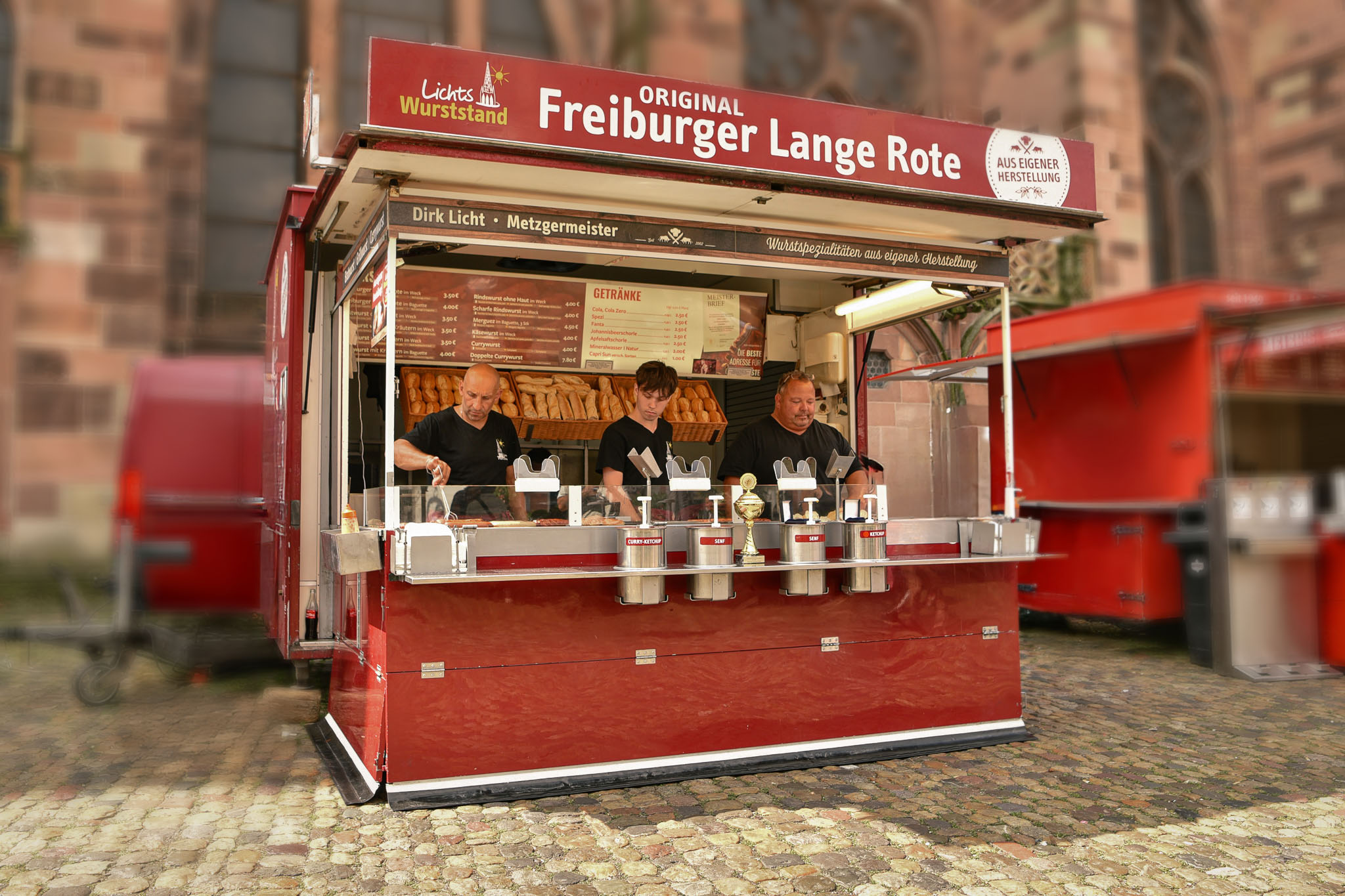 Licht's Wurststand mit Team am Freiburger Münsterplatz