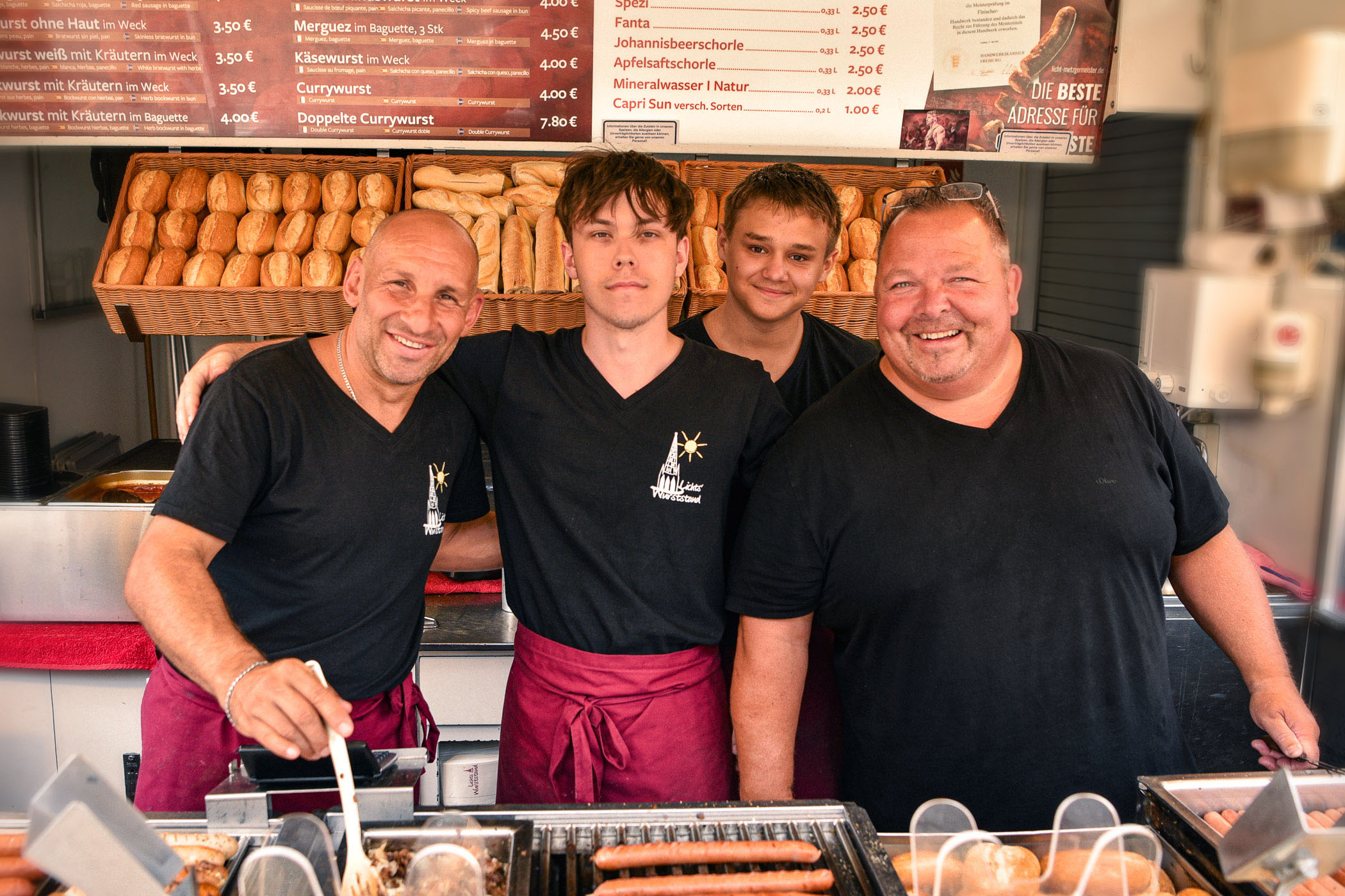 Licht's Wurststand mit Team am Freiburger Münsterplatz