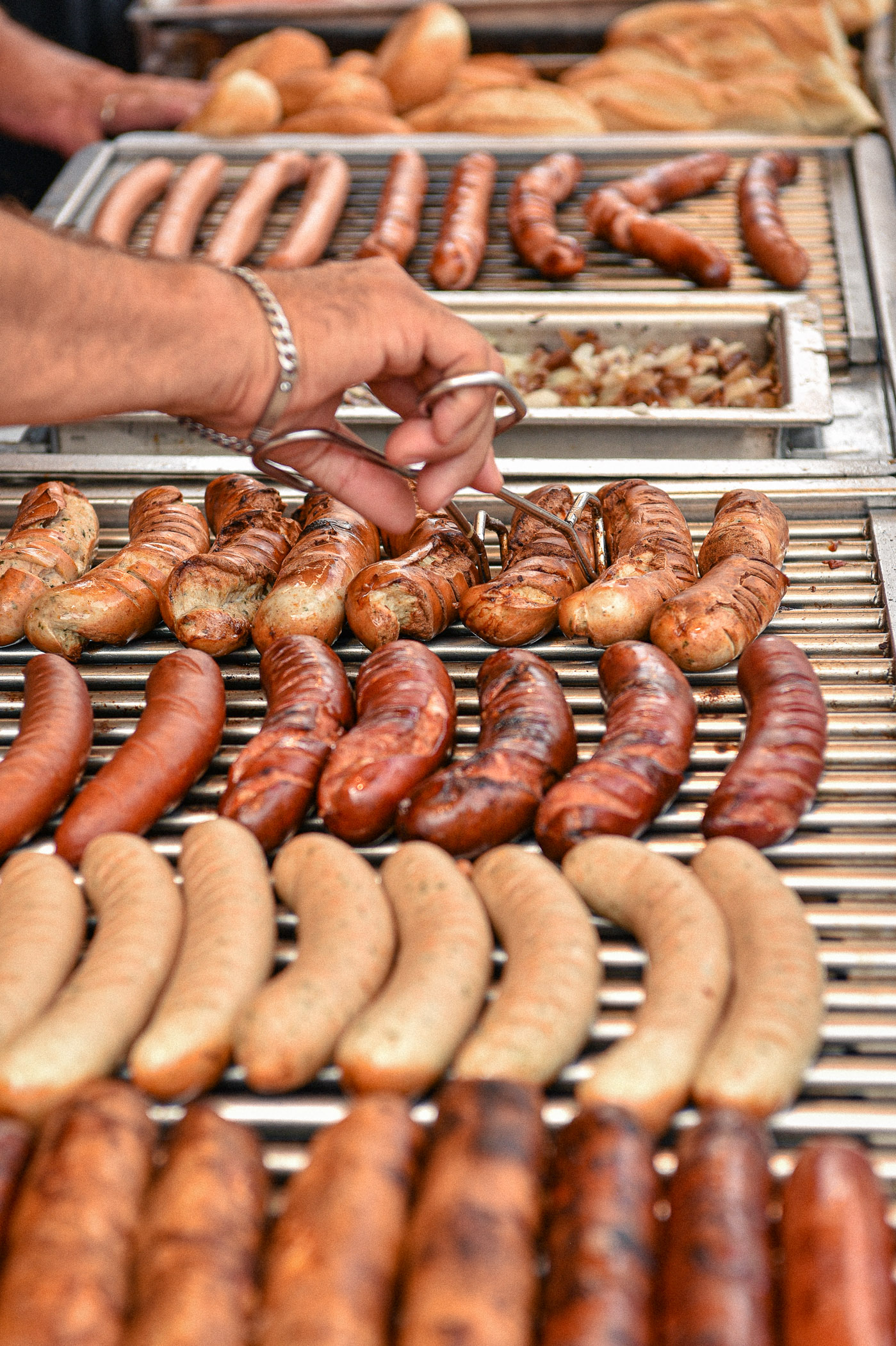 Frische Bratwürste und Rostbratwürste auf dem Grill.