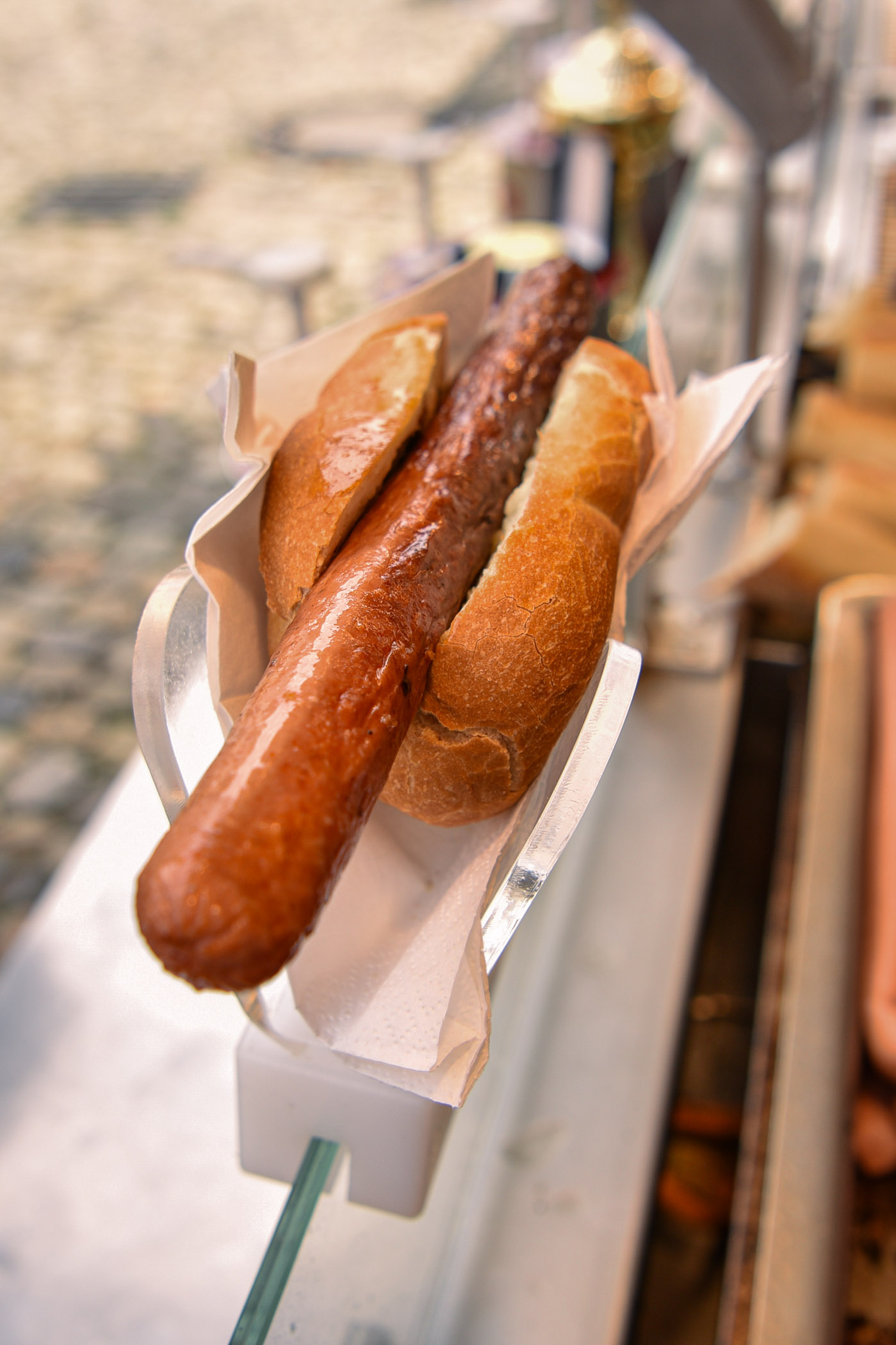 Freiburger lange Rote Wurst im Brötchen auf dem Verkaufsstand