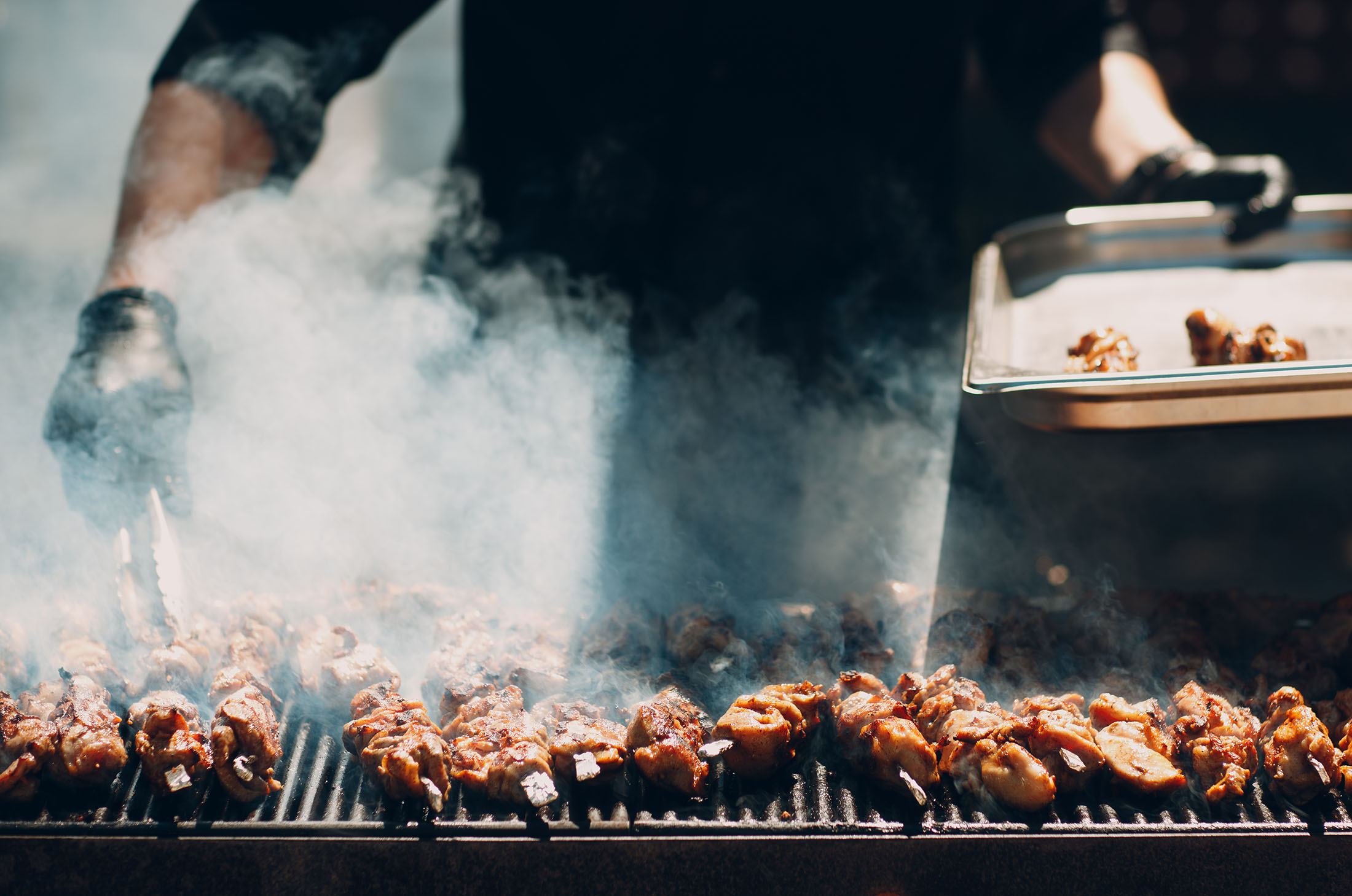 Grillspieße auf Holzkohlegrill mit Rauch